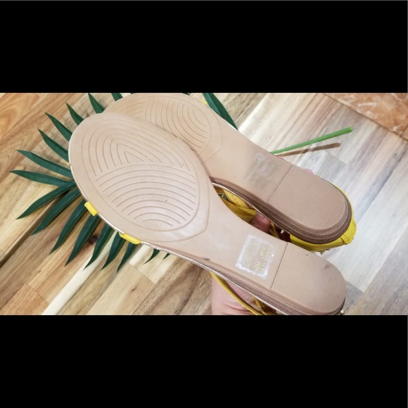 Gorgeous yellow sandals - Picture 3 of 4